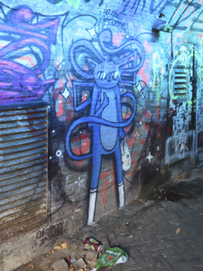 902069 Afbeelding van een graffitifiguurtje in het Wed aan de Oudegracht te Utrecht. De tunnel vol graffiti wordt in ...